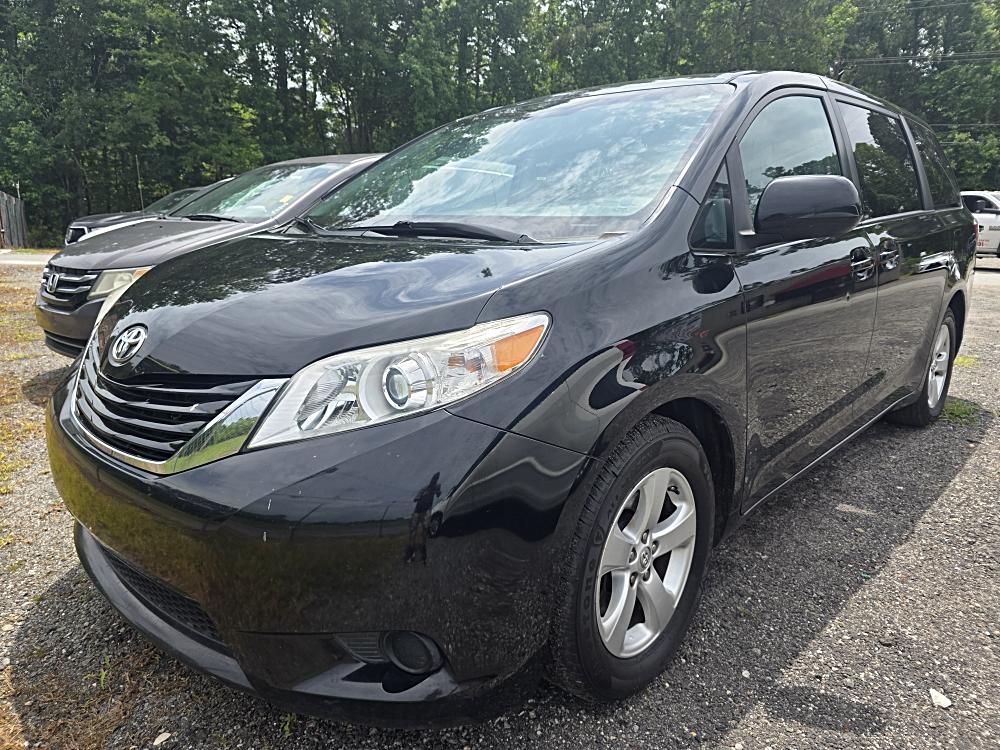 2015 Toyota Sienna LE V6 7-Passenger Access Seat's photo