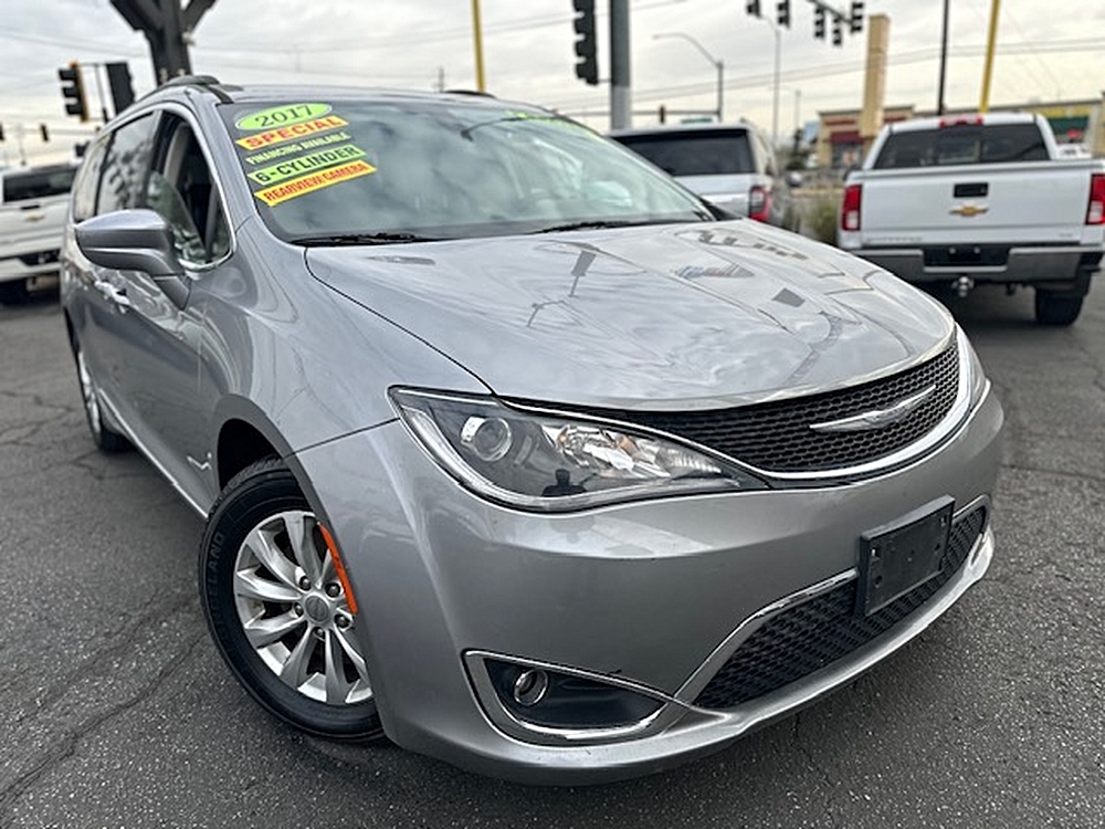 2017 Chrysler Pacifica Touring-L's photo