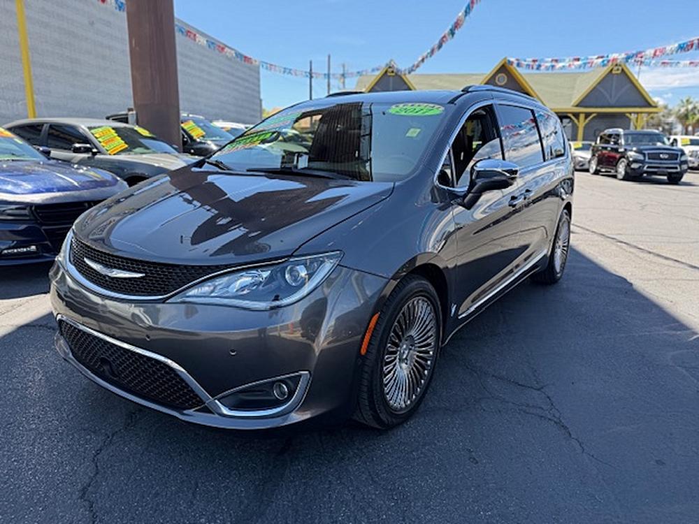 2018 Chrysler Pacifica Limited's photo