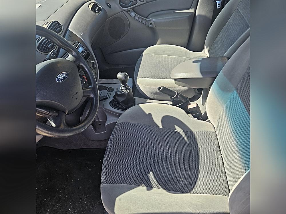 2003 Ford Focus SE - Photo 8