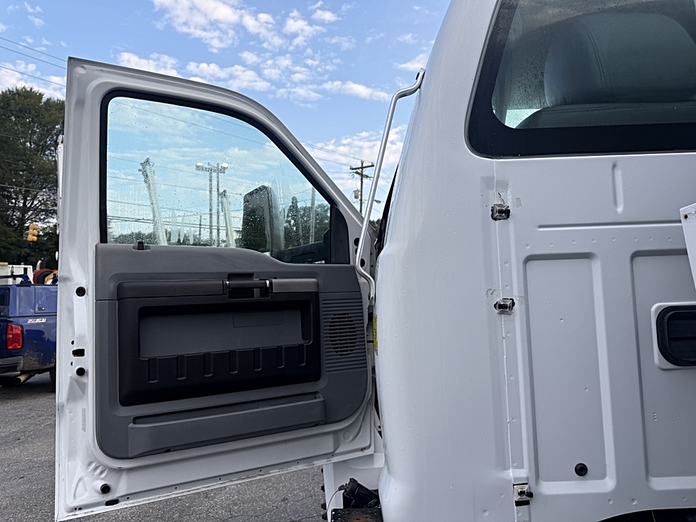 2017 Ford F-650 - Photo 13