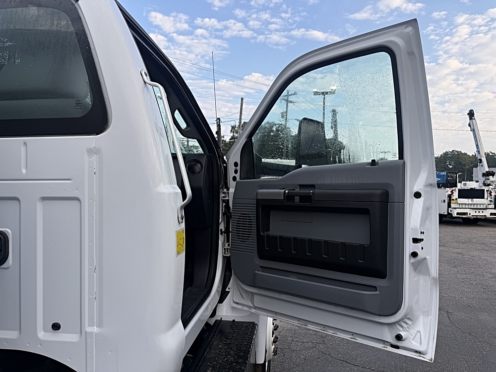 2017 Ford F-650 - Photo 17
