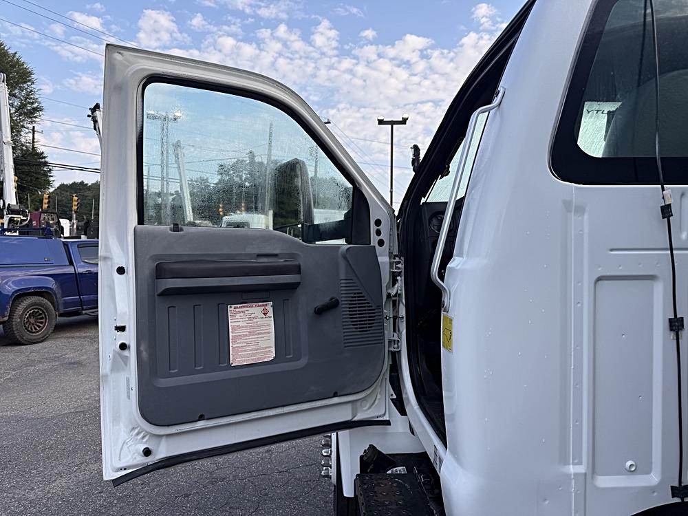 2016 Ford F-650 - Photo 16