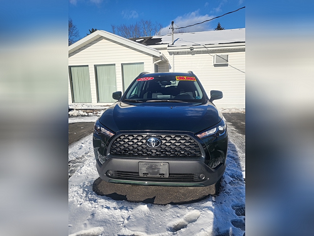 2024 Toyota Corolla Cross LE's photo