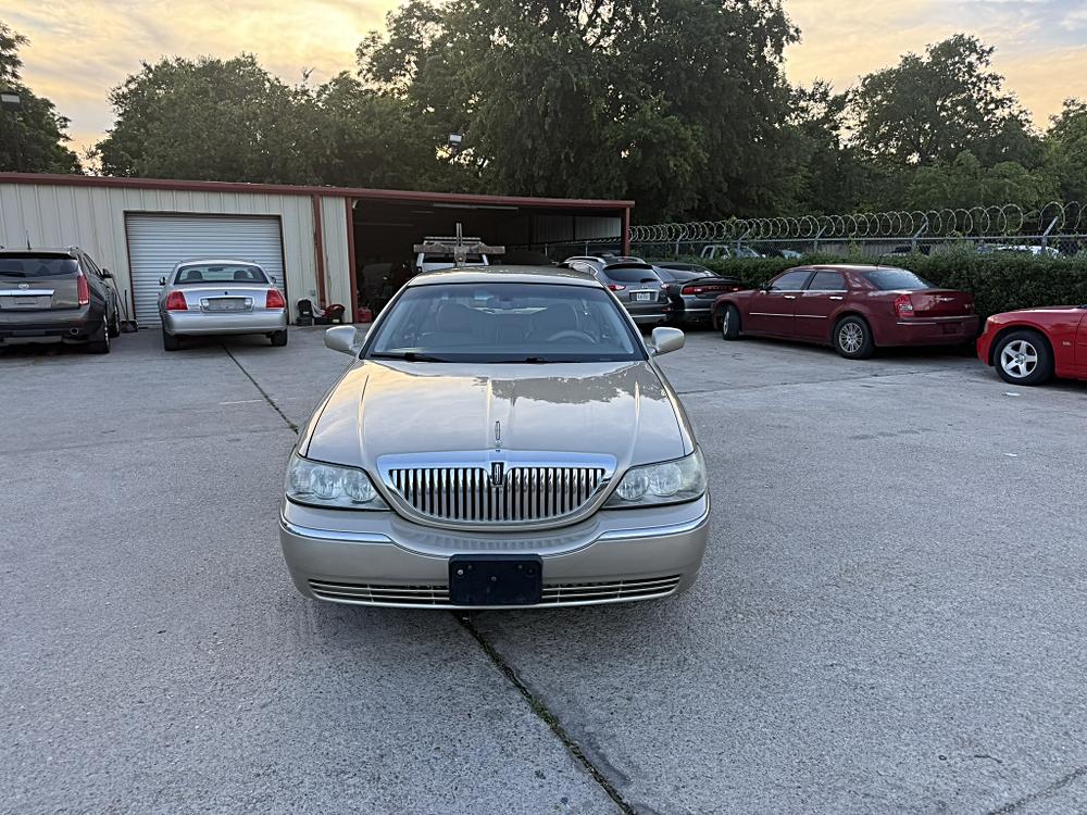 2010 Lincoln Town Car Signature Limited's photo