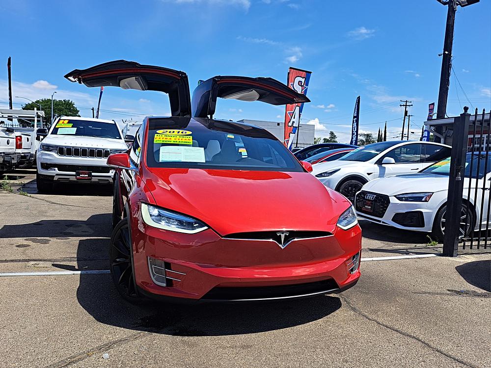 2016 Tesla Model X's photo