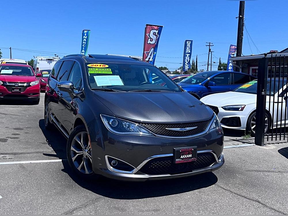 2018 Chrysler Pacifica Limited's photo