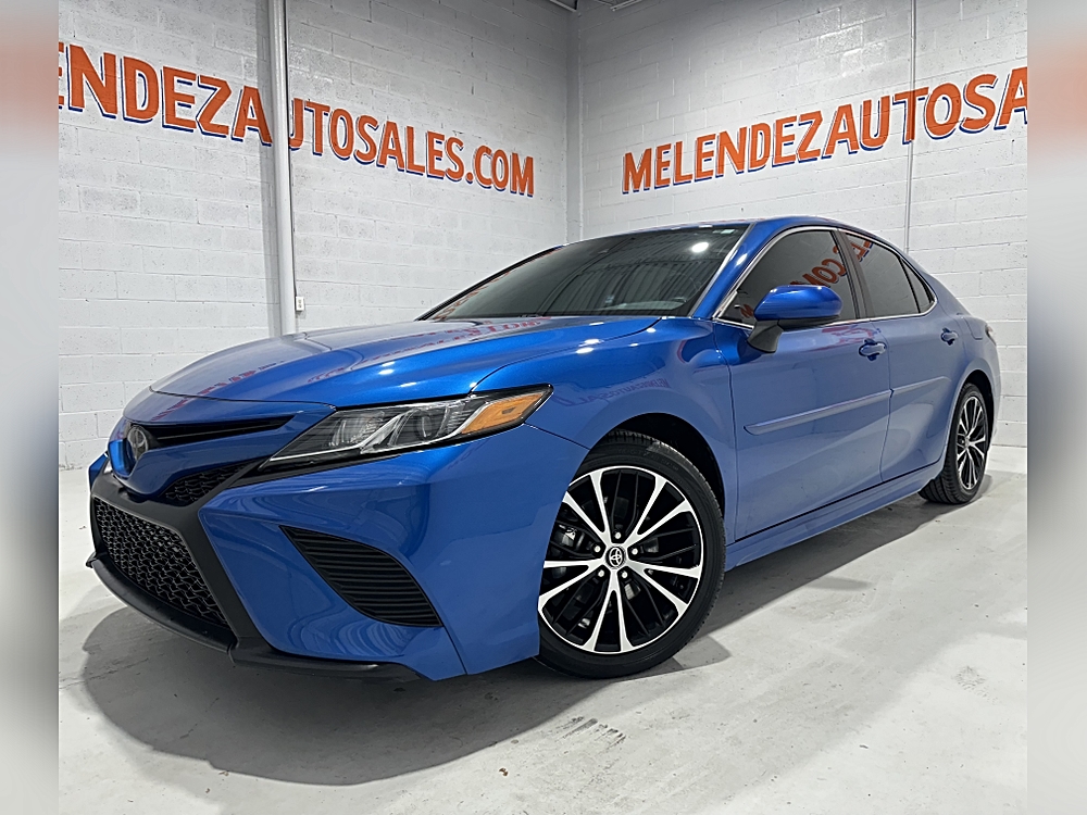 2020 Toyota Camry SE's photo