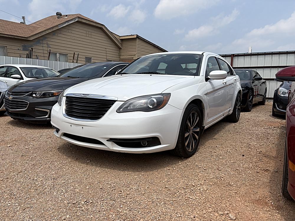 2013 Chrysler 200 Touring's photo