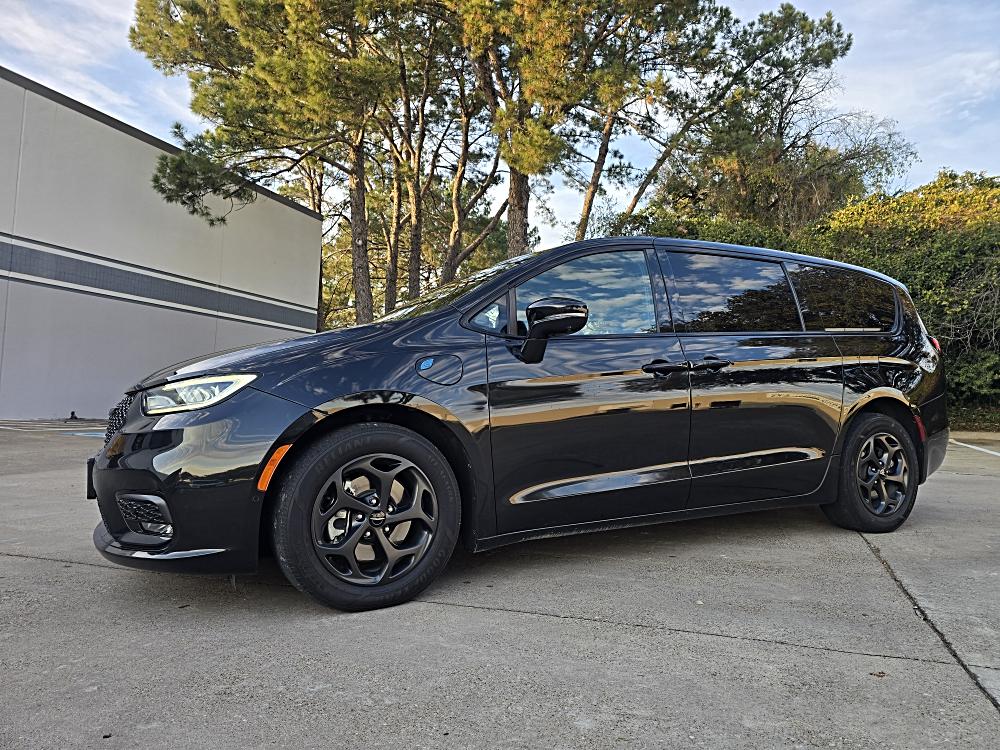 2022 Chrysler Pacifica Hybrid Touring L's photo