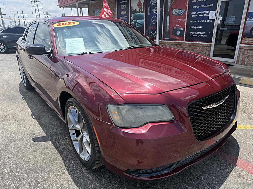 2021 Chrysler 300 Touring's photo