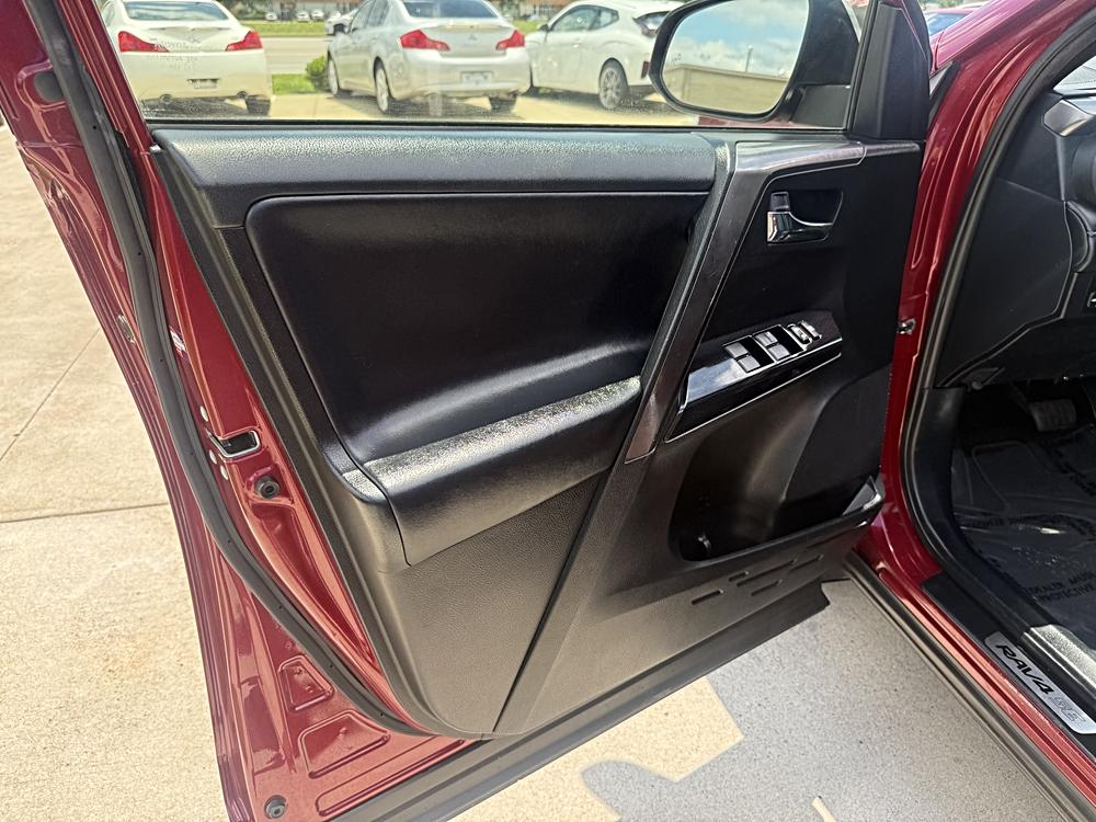 2018 Toyota RAV4 SE - Photo 19