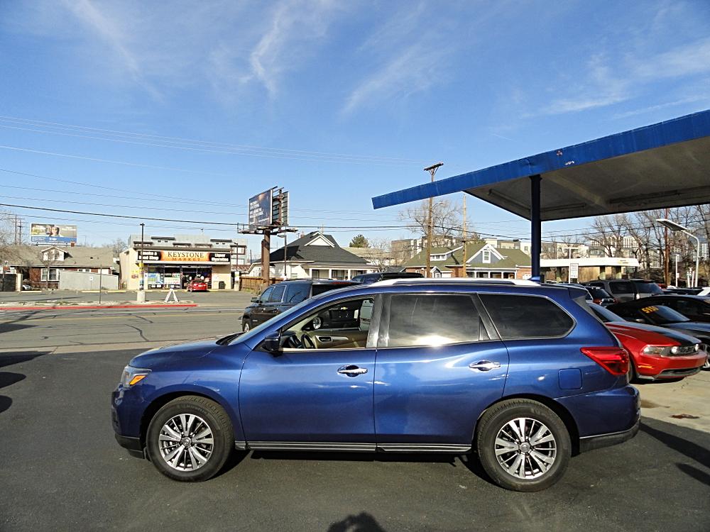 2019 Nissan Pathfinder SL's photo