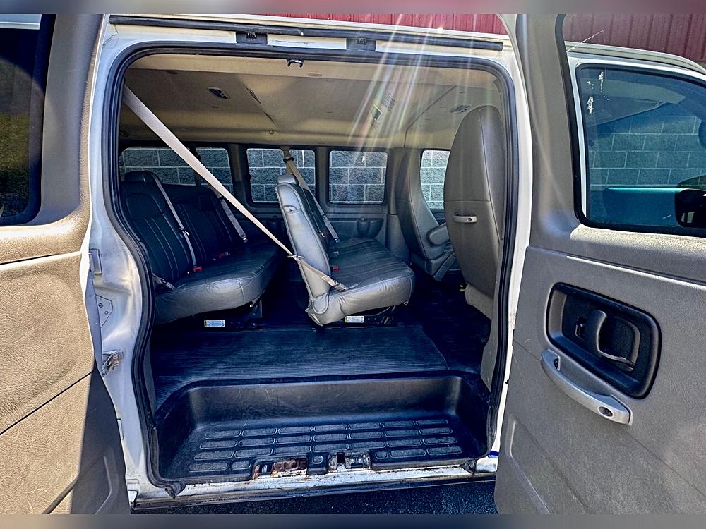2014 Chevrolet Express Passenger LS - Photo 17