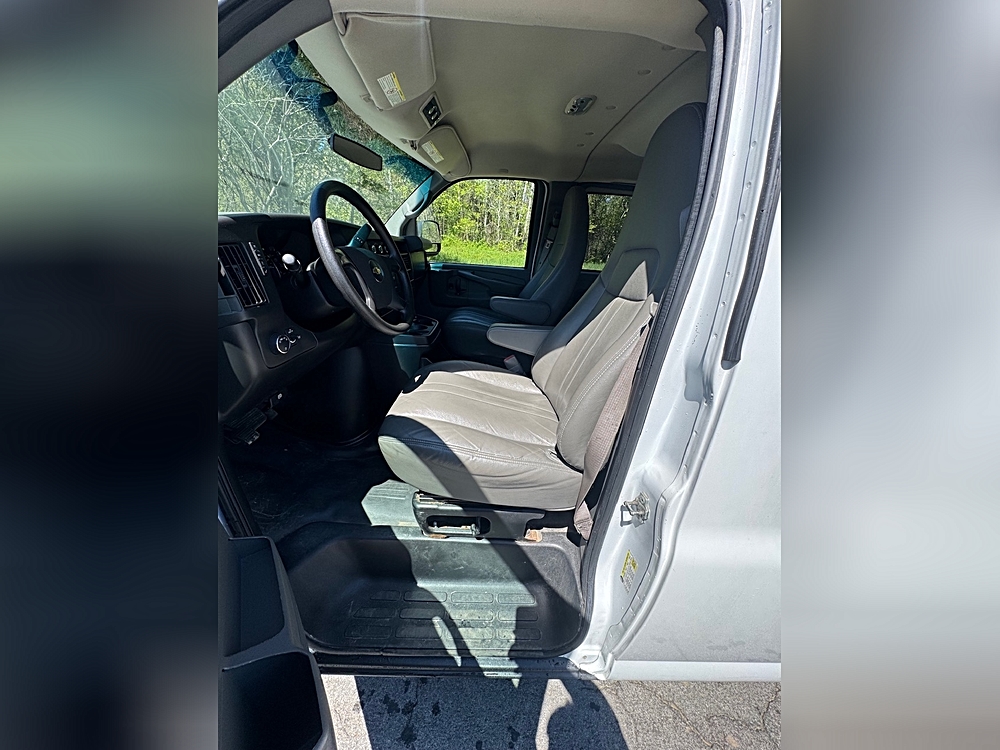 2014 Chevrolet Express Passenger LS - Photo 9
