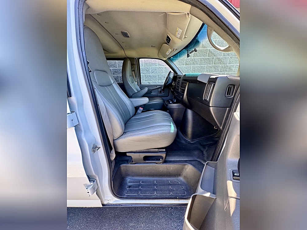 2014 Chevrolet Express Passenger LS - Photo 11