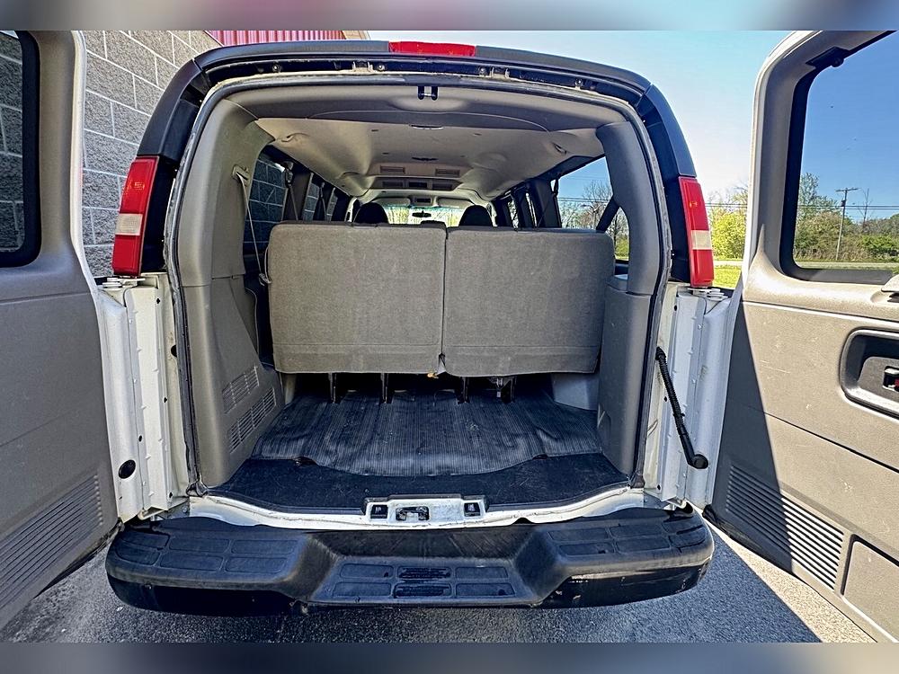 2014 Chevrolet Express Passenger LS - Photo 15