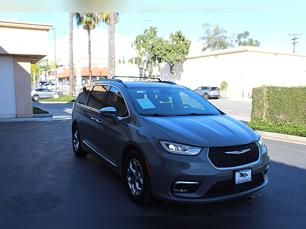 2022 Chrysler Pacifica Limited's photo