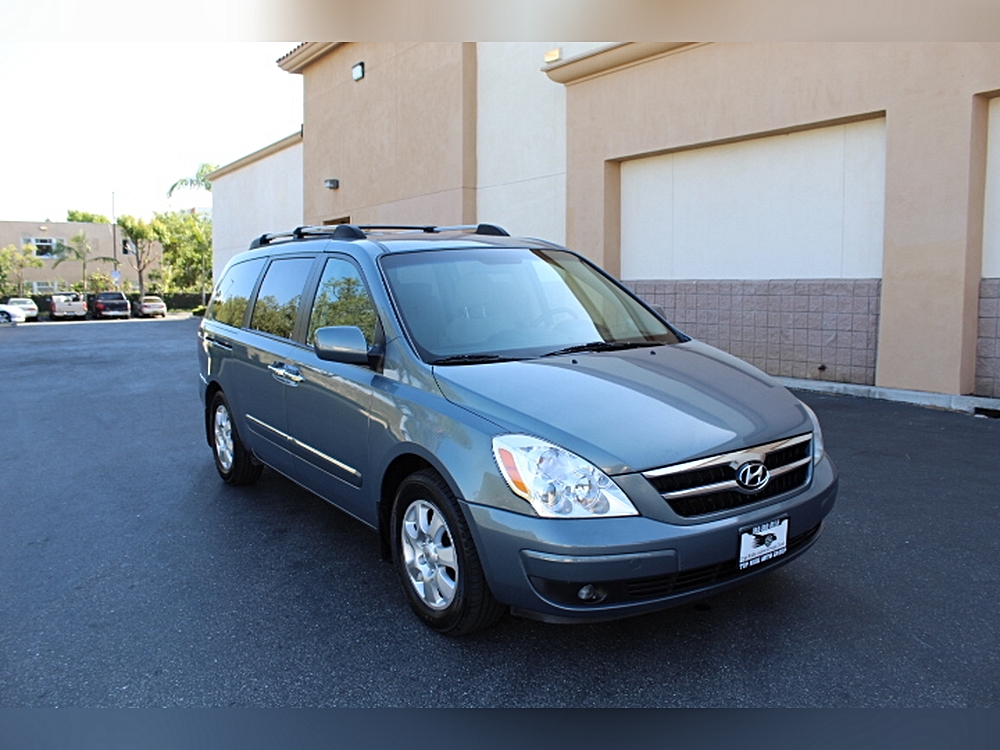 2008 Hyundai Entourage GLS's photo
