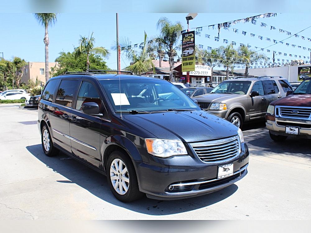 2014 Chrysler Town & Country Touring's photo