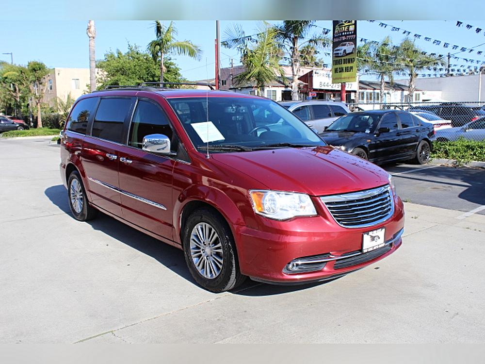 2015 Chrysler Town & Country Touring-L's photo