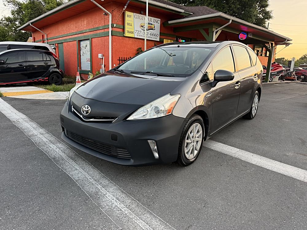 2014 Toyota Prius v Five's photo