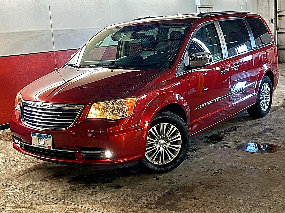 2016 Chrysler Town & Country Anniversary Edition