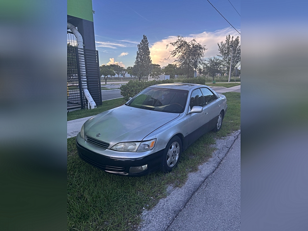 2000 Lexus ES 300's photo