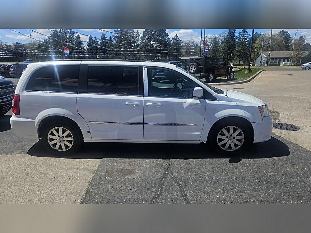 2014 Chrysler Town & Country Touring's photo