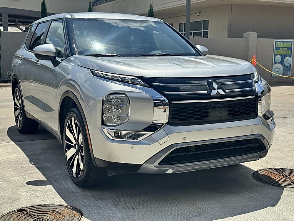 2025 Mitsubishi Outlander SE 2WD's photo