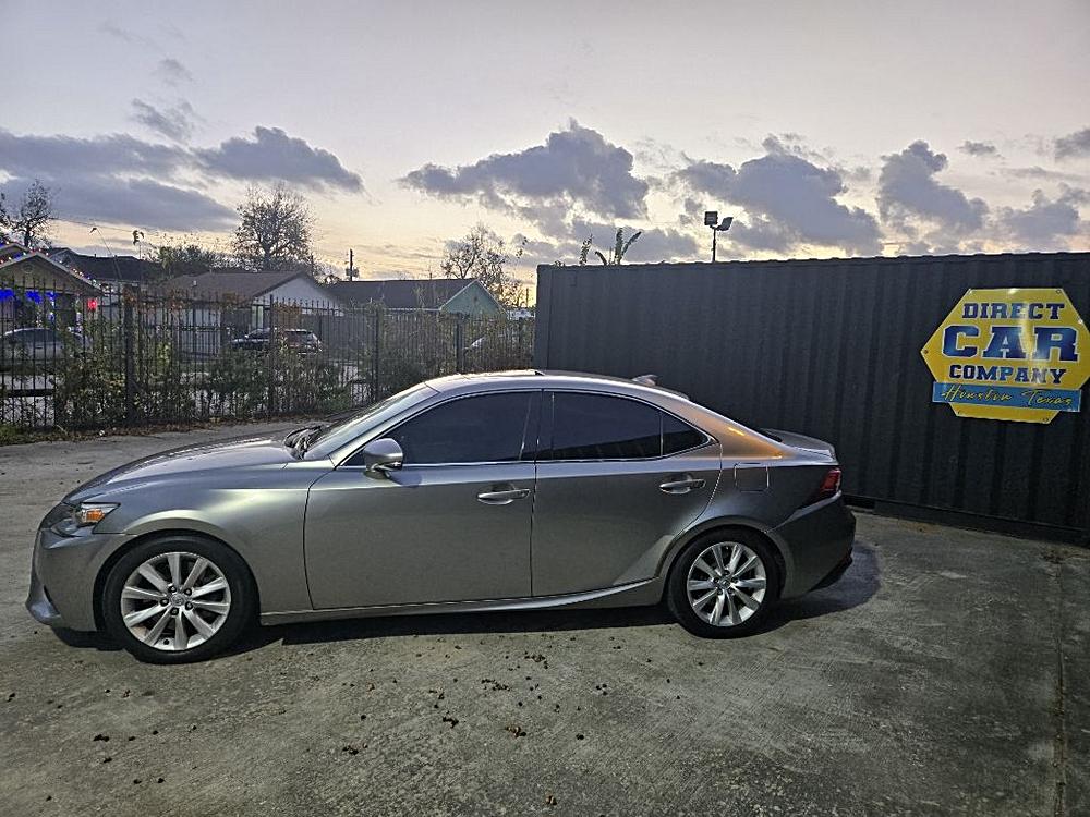 2016 Lexus IS 200t's photo