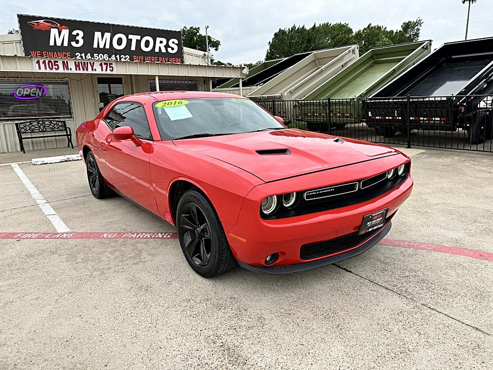 2016 Dodge Challenger SXT's photo