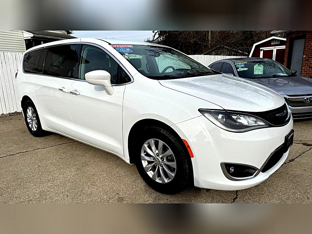 2018 Chrysler Pacifica Touring Plus's photo