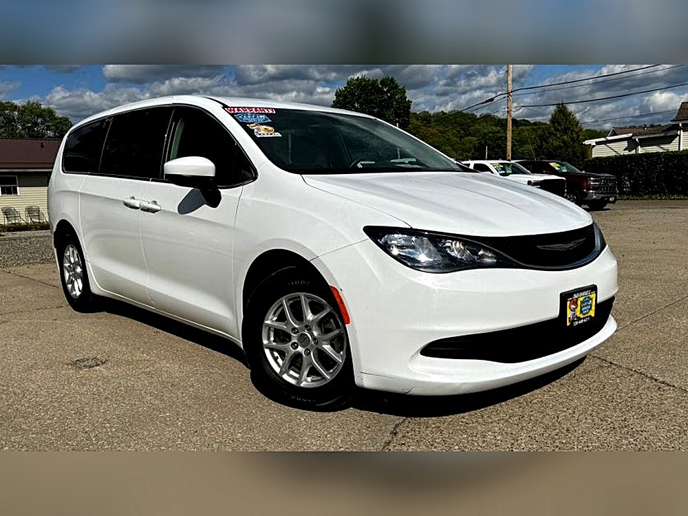 2017 Chrysler Pacifica LX's photo