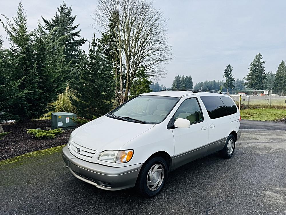 2002 Toyota Sienna LE's photo