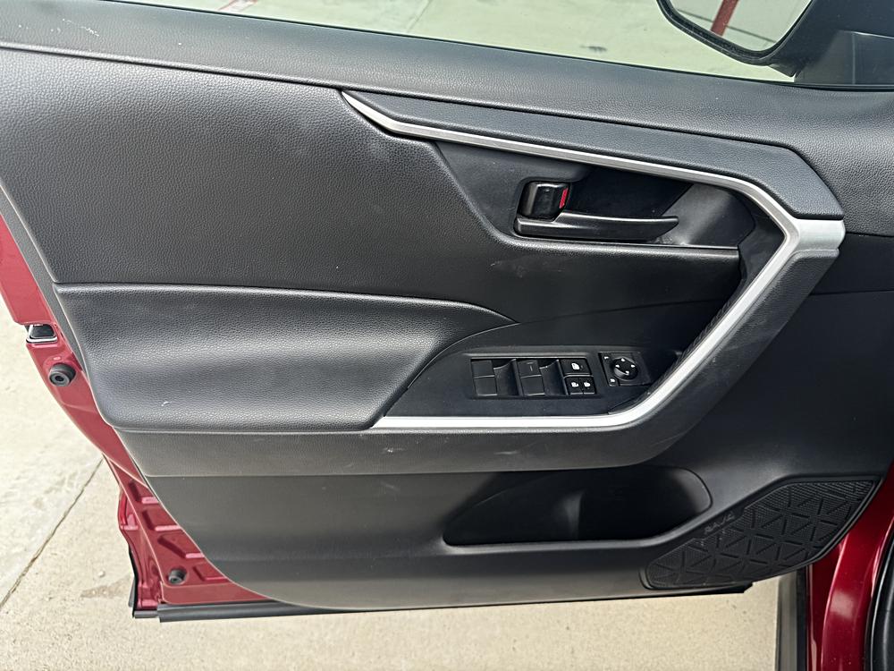 2019 Toyota RAV4 LE - Photo 30