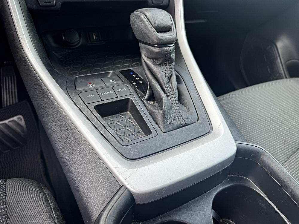 2019 Toyota RAV4 LE - Photo 41
