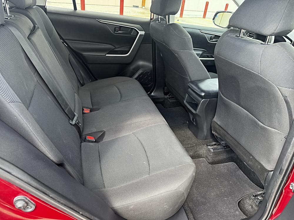 2019 Toyota RAV4 LE - Photo 32