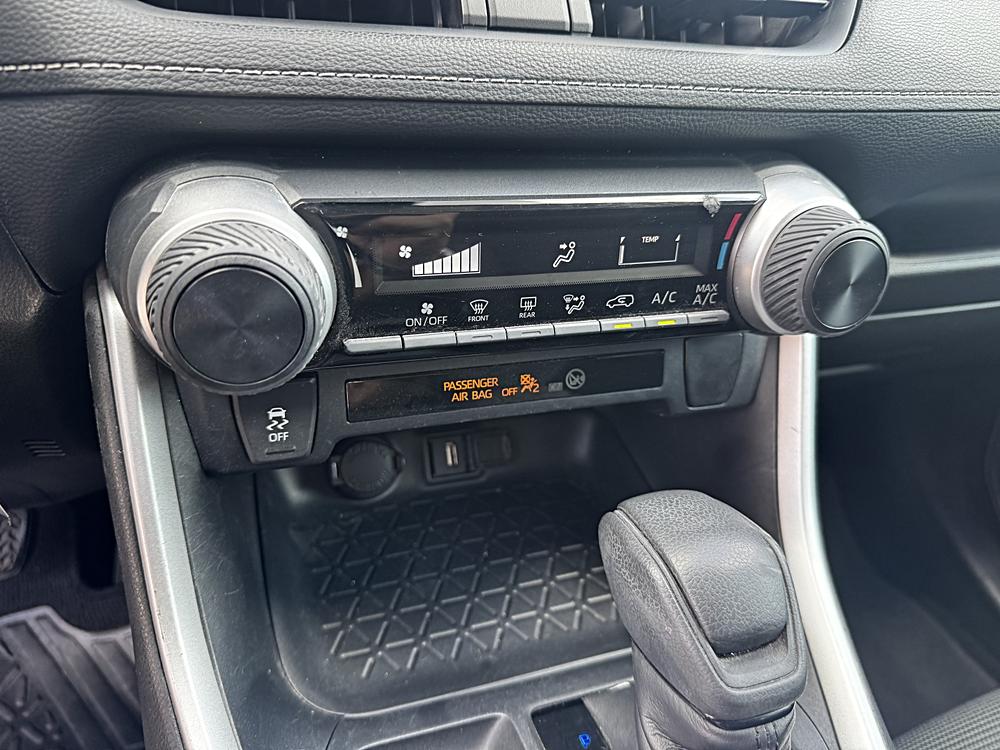 2019 Toyota RAV4 LE - Photo 40
