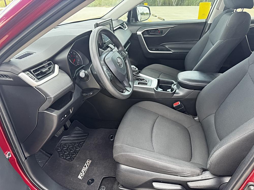 2019 Toyota RAV4 LE - Photo 28