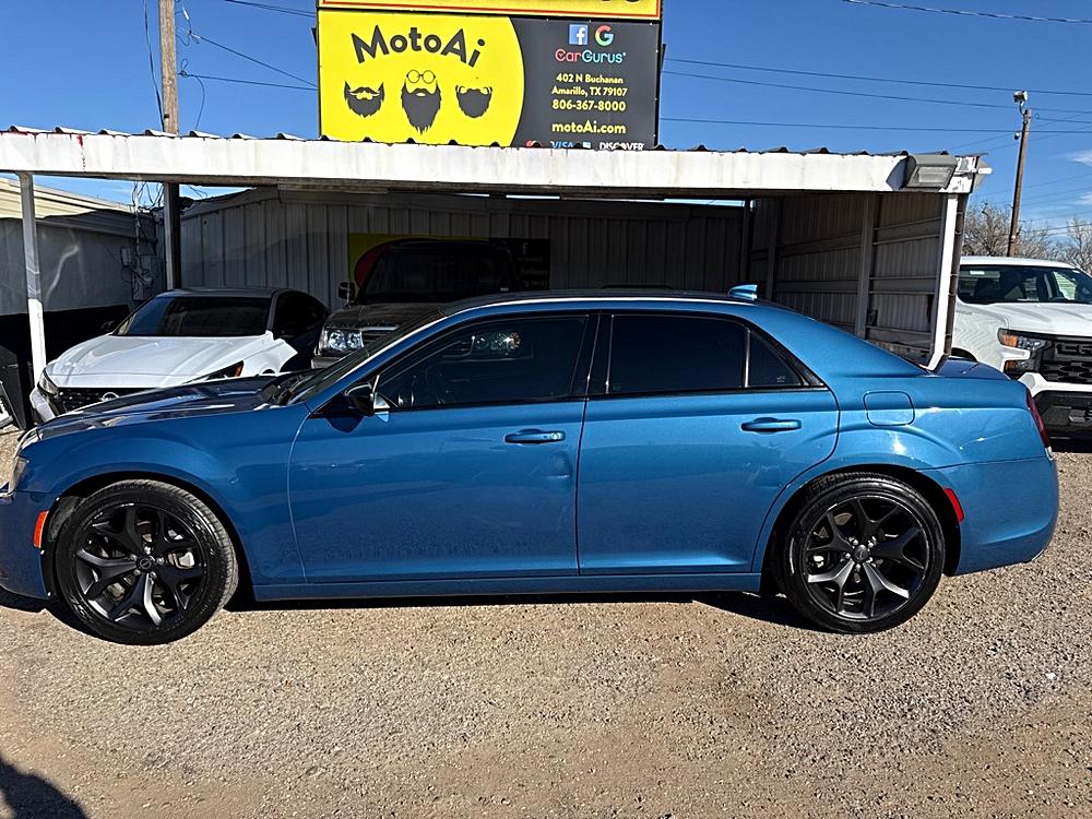 2021 Chrysler 300 Touring's photo