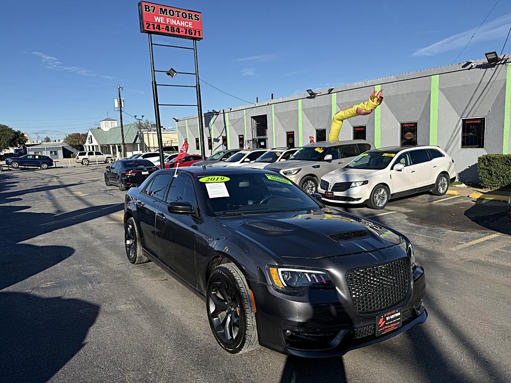 2019 Chrysler 300 S's photo