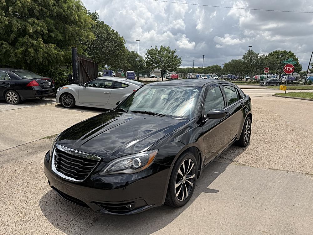 2013 Chrysler 200's photo