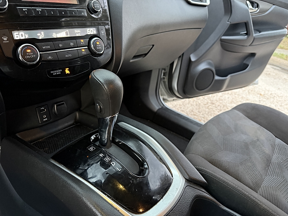 2016 Nissan Rogue SV - Photo 16