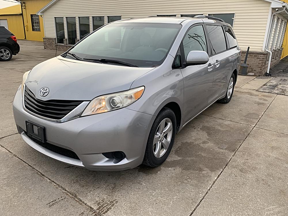 2011 Toyota Sienna LE's photo