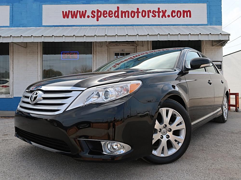 2011 Toyota Avalon Limited's photo