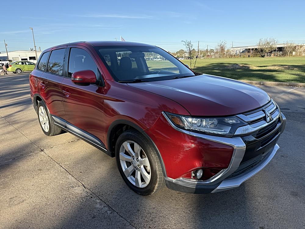 2016 Mitsubishi Outlander SE's photo