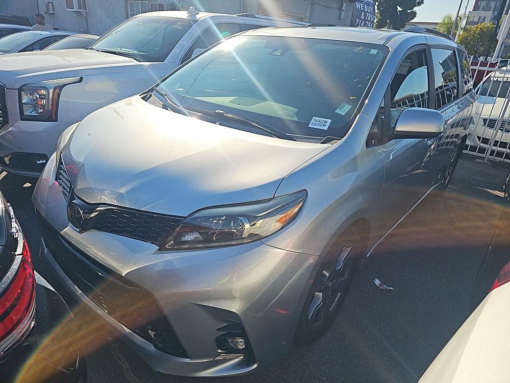 2019 Toyota Sienna SE Premium's photo