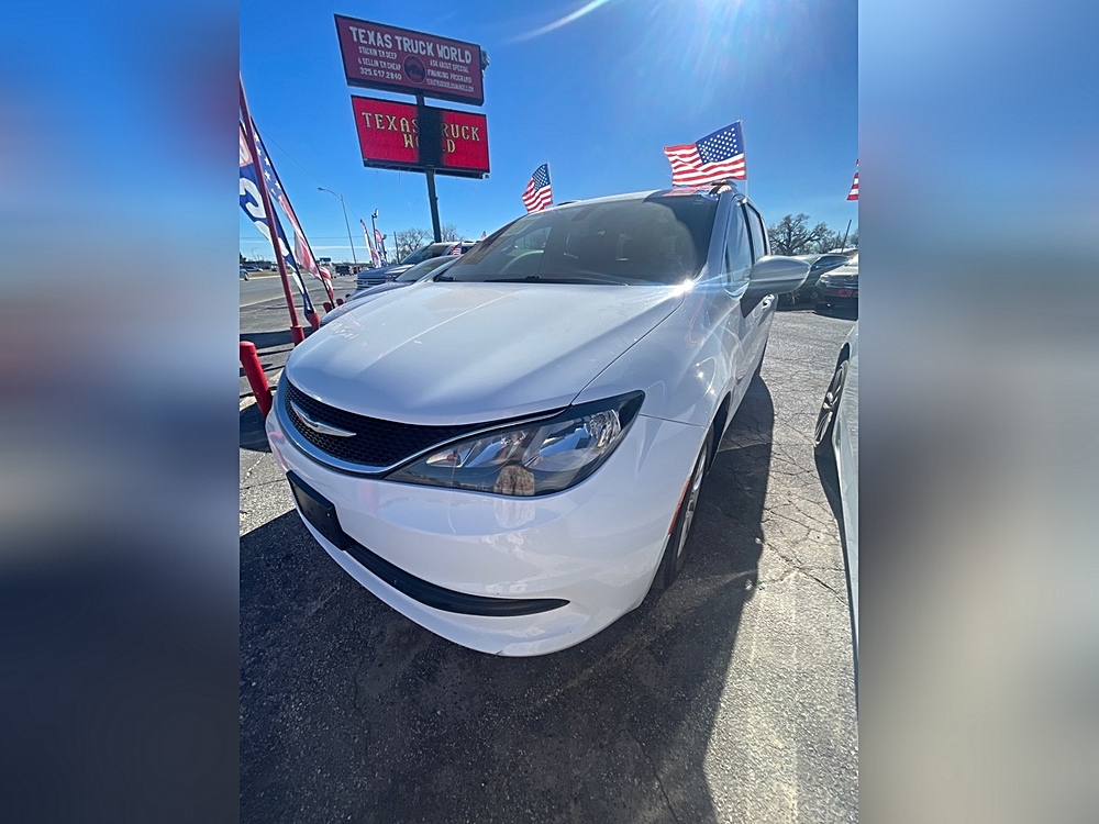 2020 Chrysler Voyager's photo