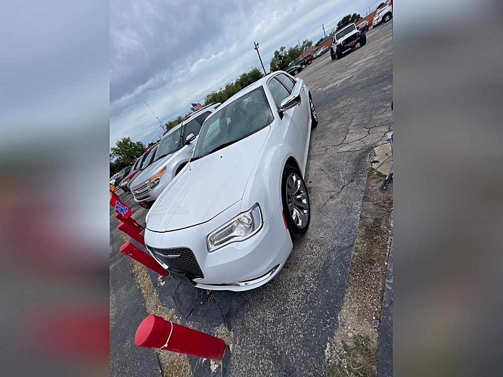 2020 Chrysler 300 Limited's photo